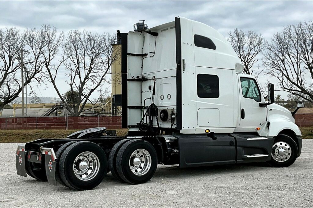 2021 CUM LT625 6×4 Sleeper