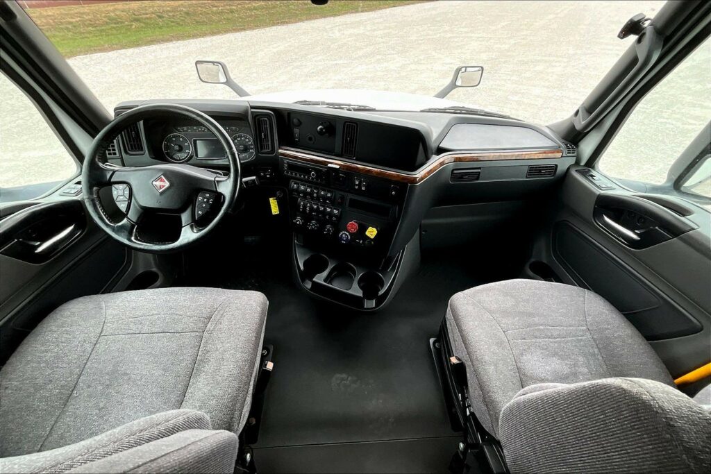 2021 CUM LT625 6×4 Sleeper