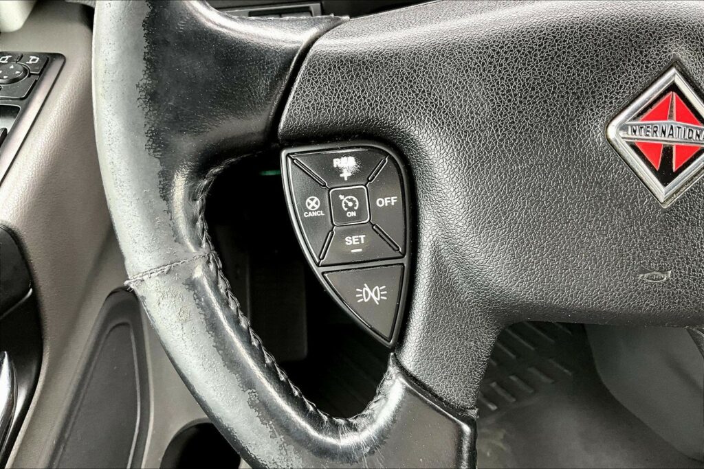 2021 CUM LT625 6×4 Sleeper