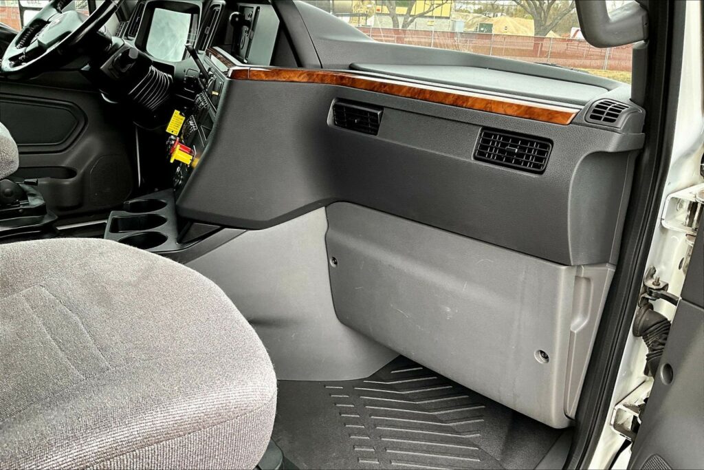 2021 CUM LT625 6×4 Sleeper