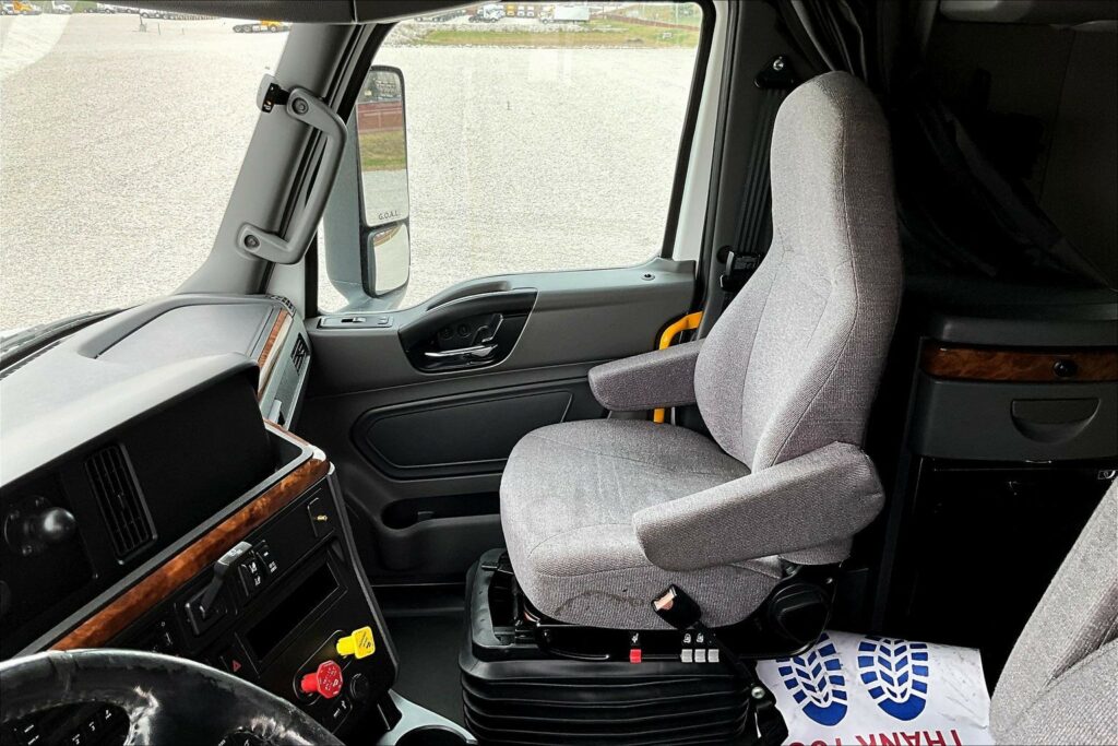 2021 CUM LT625 6×4 Sleeper