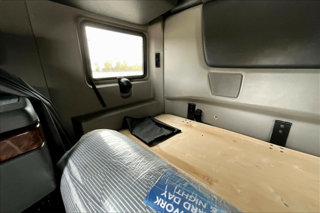 2021 CUM LT625 6×4 Sleeper