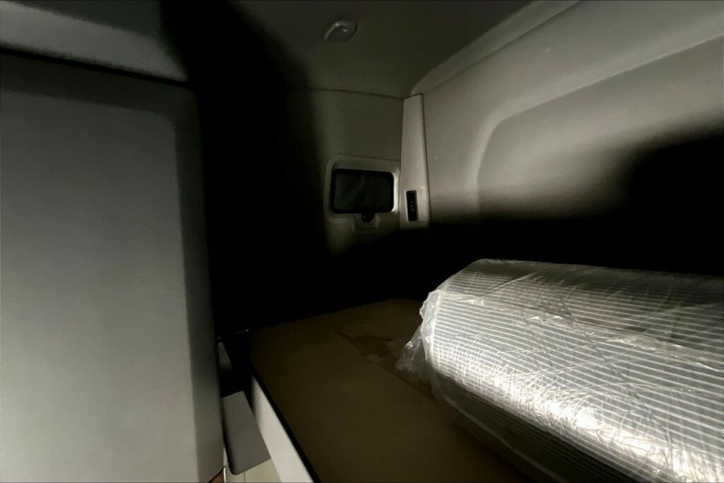 2021 CUM LT625 6×4 Sleeper