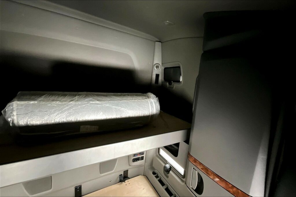 2021 CUM LT625 6×4 Sleeper