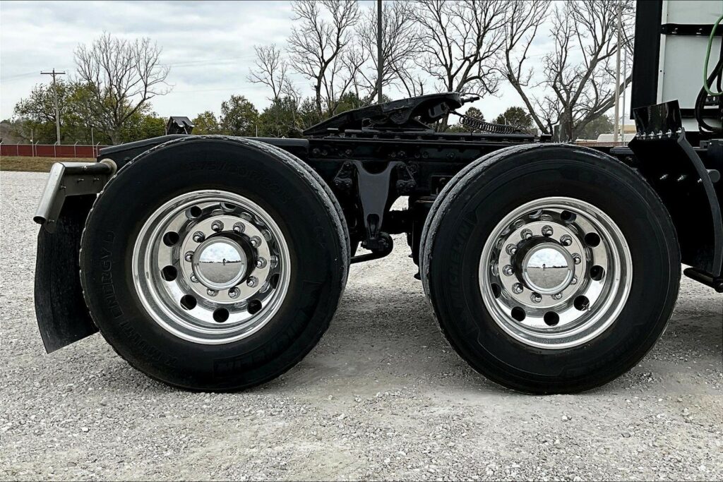 2021 CUM LT625 6×4 Sleeper