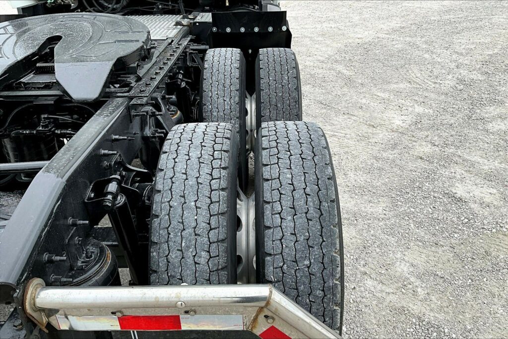 2021 CUM LT625 6×4 Sleeper