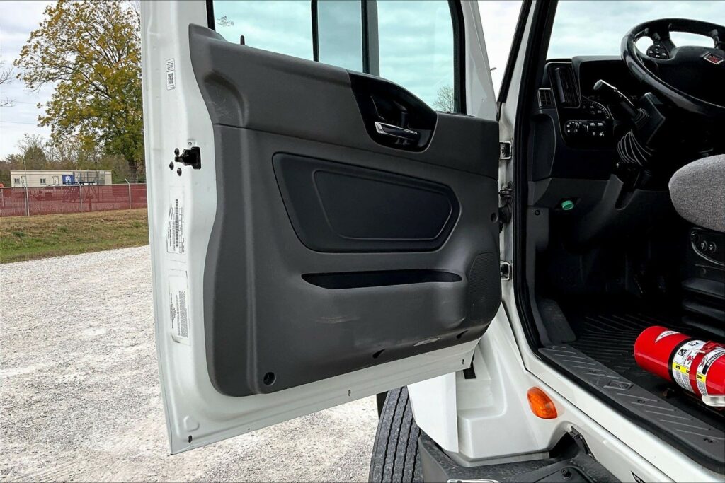 2021 CUM LT625 6×4 Sleeper