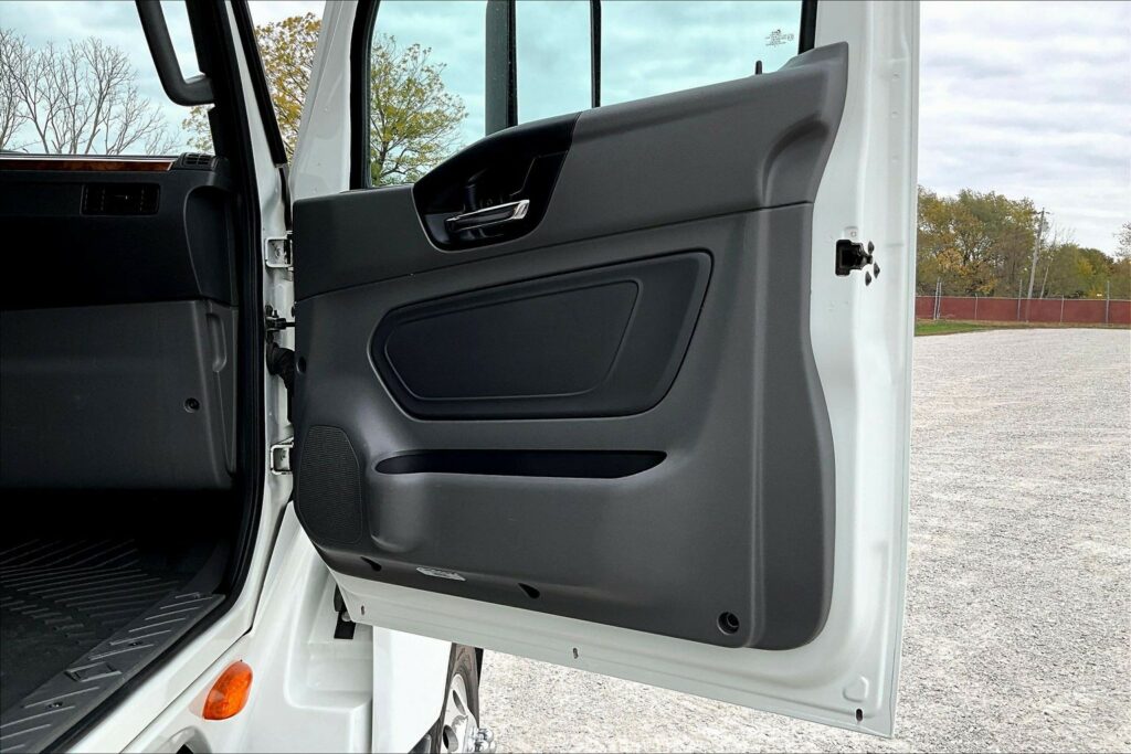 2021 CUM LT625 6×4 Sleeper