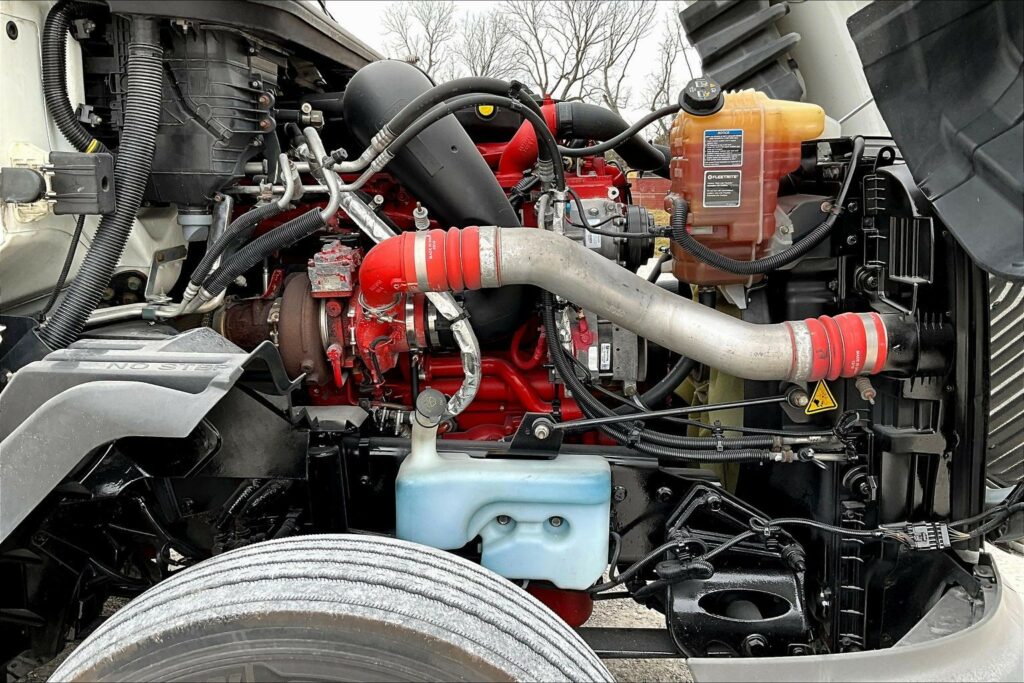 2021 CUM LT625 6×4 Sleeper