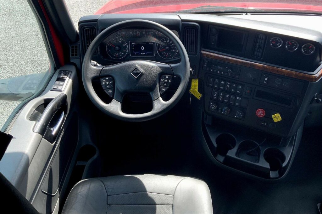 2022 CUM LT625 6×4 Sleeper