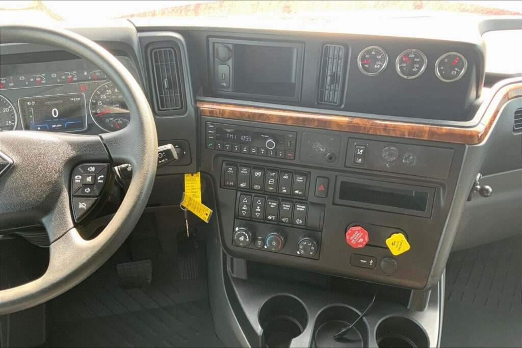 2022 CUM LT625 6×4 Sleeper