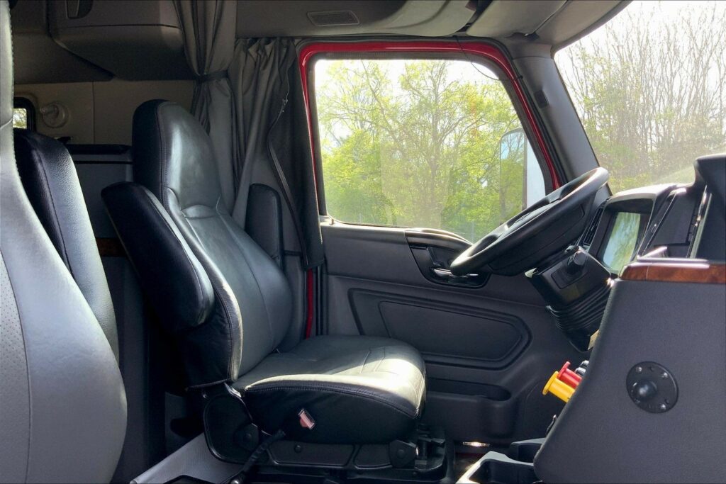 2022 CUM LT625 6×4 Sleeper