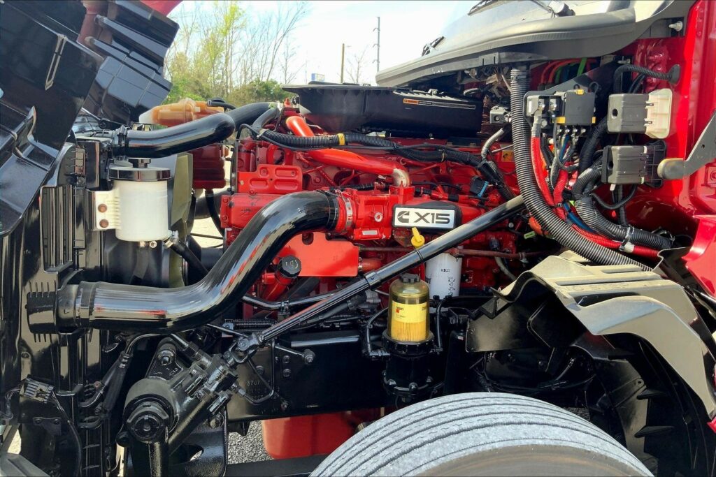 2022 CUM LT625 6×4 Sleeper