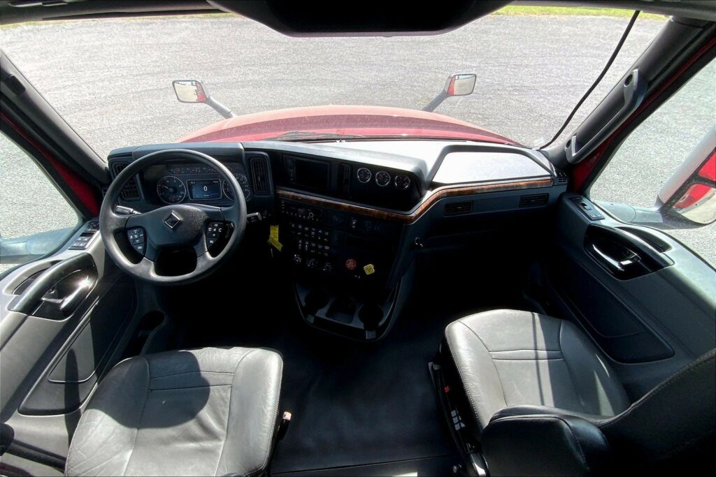 2022 CUM LT625 6×4 Sleeper