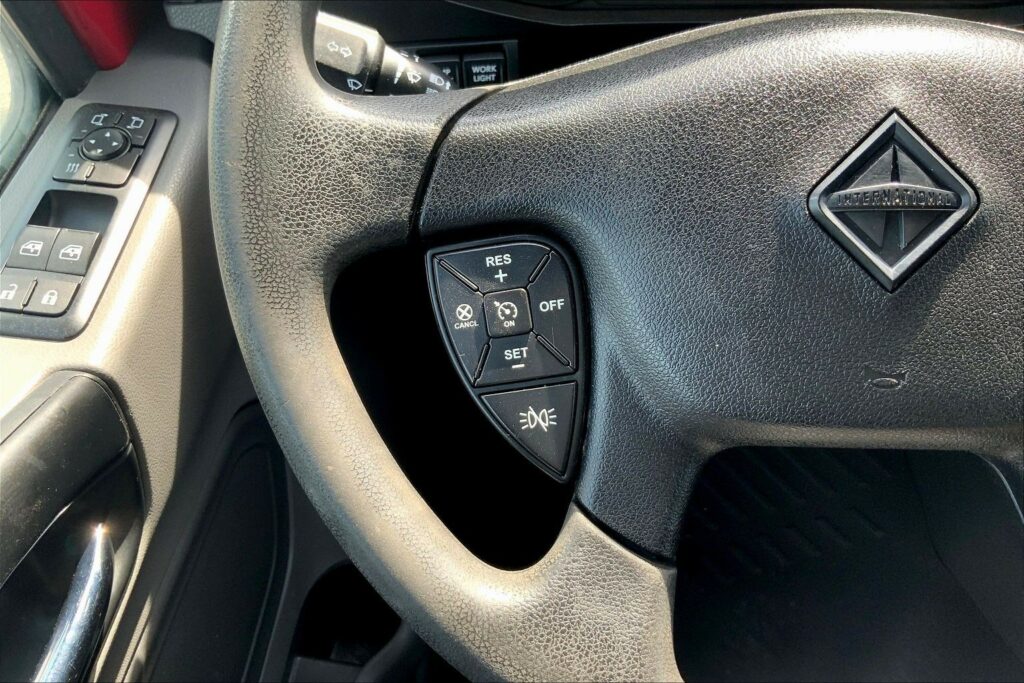 2022 CUM LT625 6×4 Sleeper