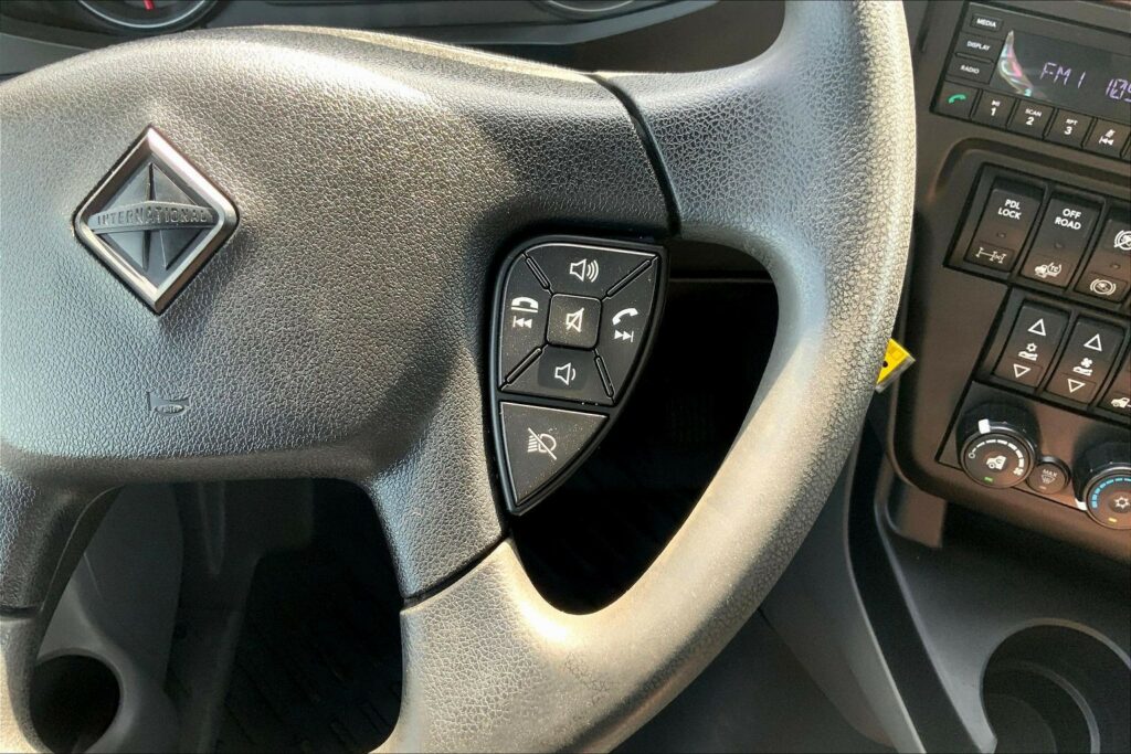 2022 CUM LT625 6×4 Sleeper