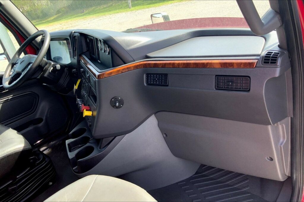 2022 CUM LT625 6×4 Sleeper