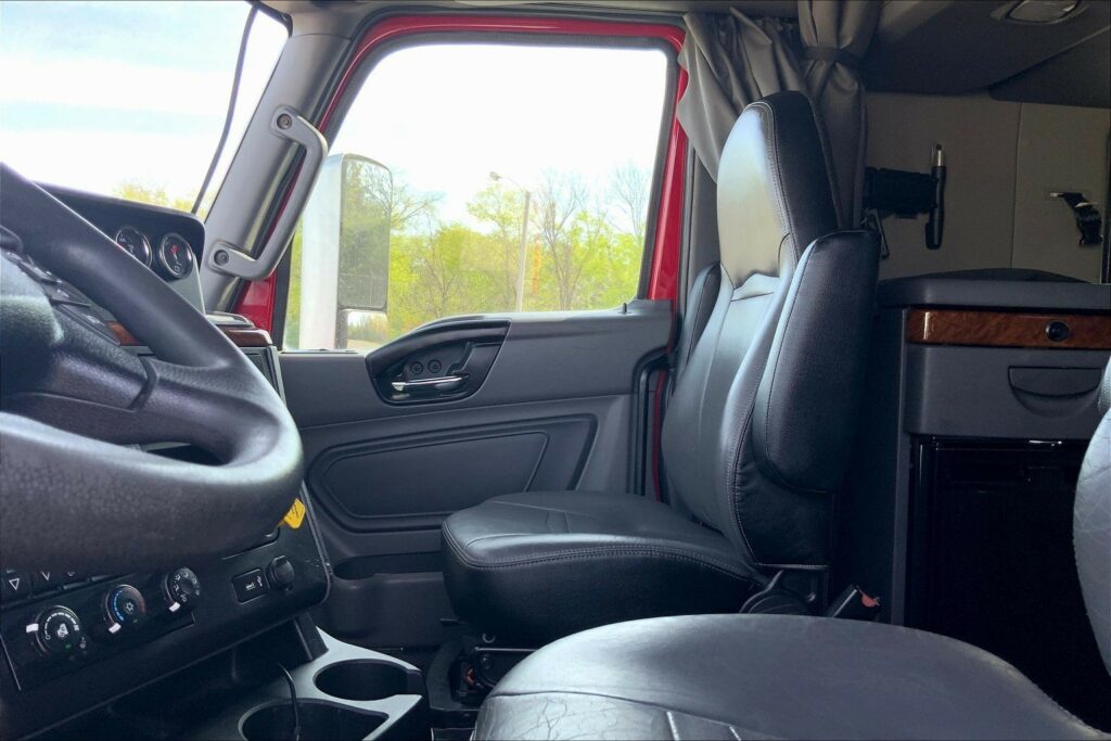 2022 CUM LT625 6×4 Sleeper