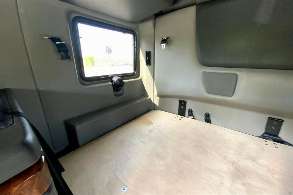 2022 CUM LT625 6×4 Sleeper