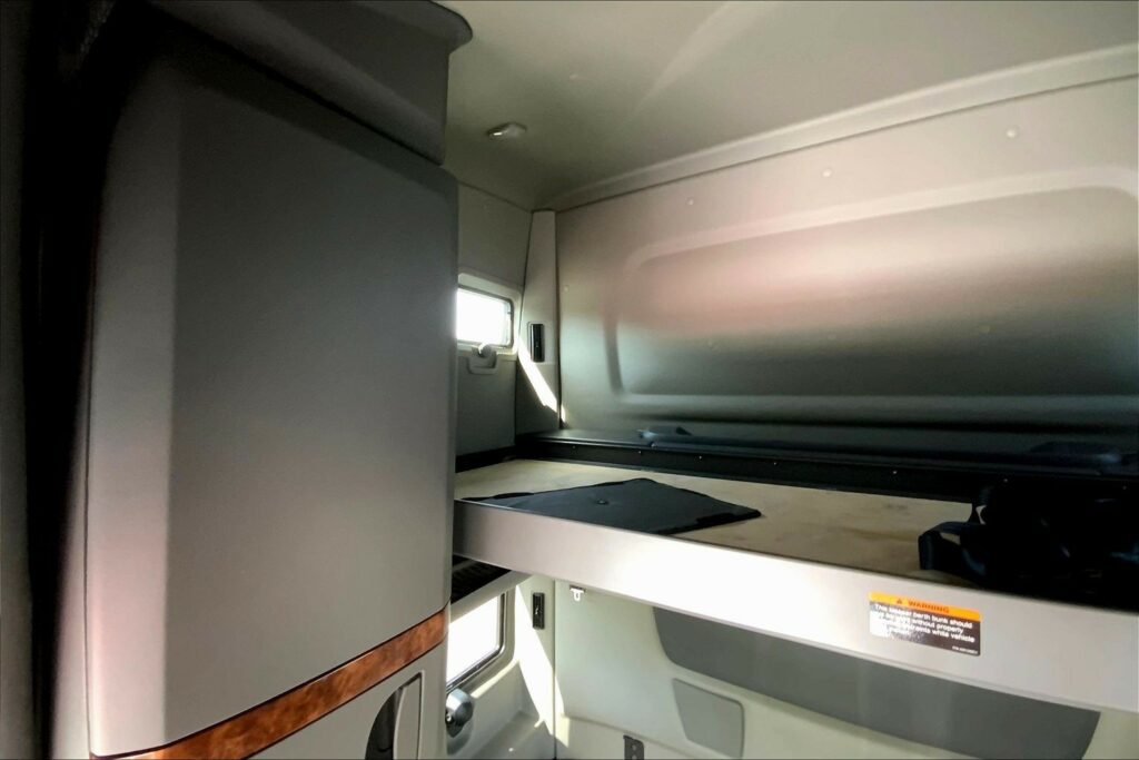 2022 CUM LT625 6×4 Sleeper