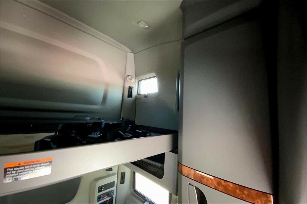 2022 CUM LT625 6×4 Sleeper