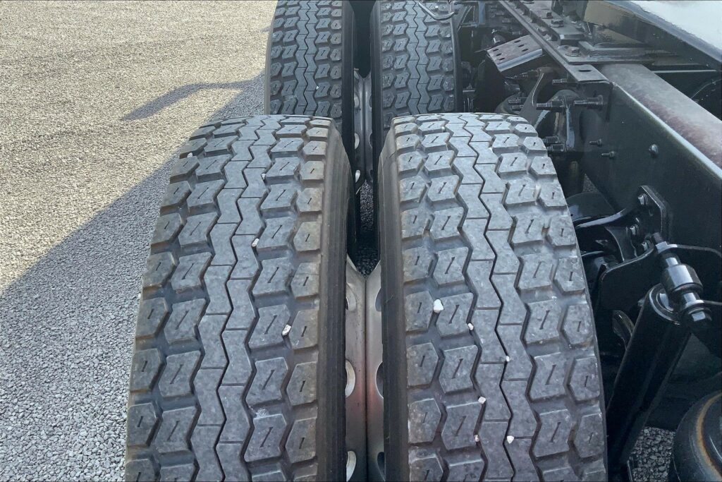 2022 CUM LT625 6×4 Sleeper