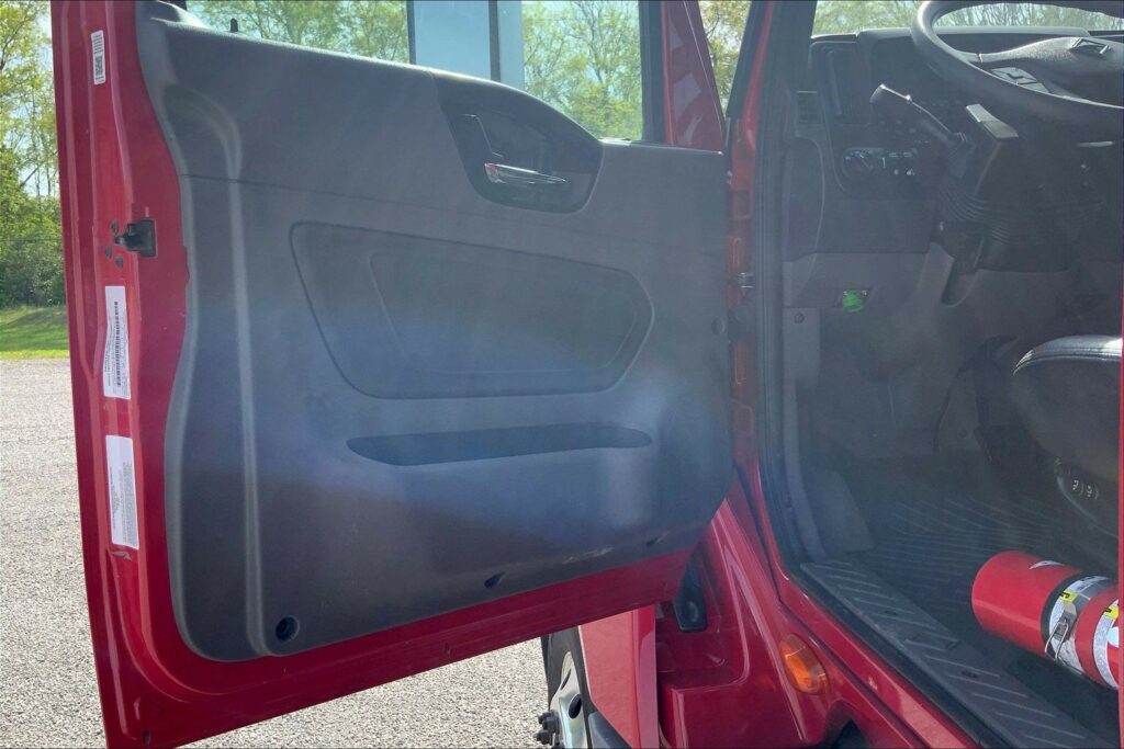 2022 CUM LT625 6×4 Sleeper