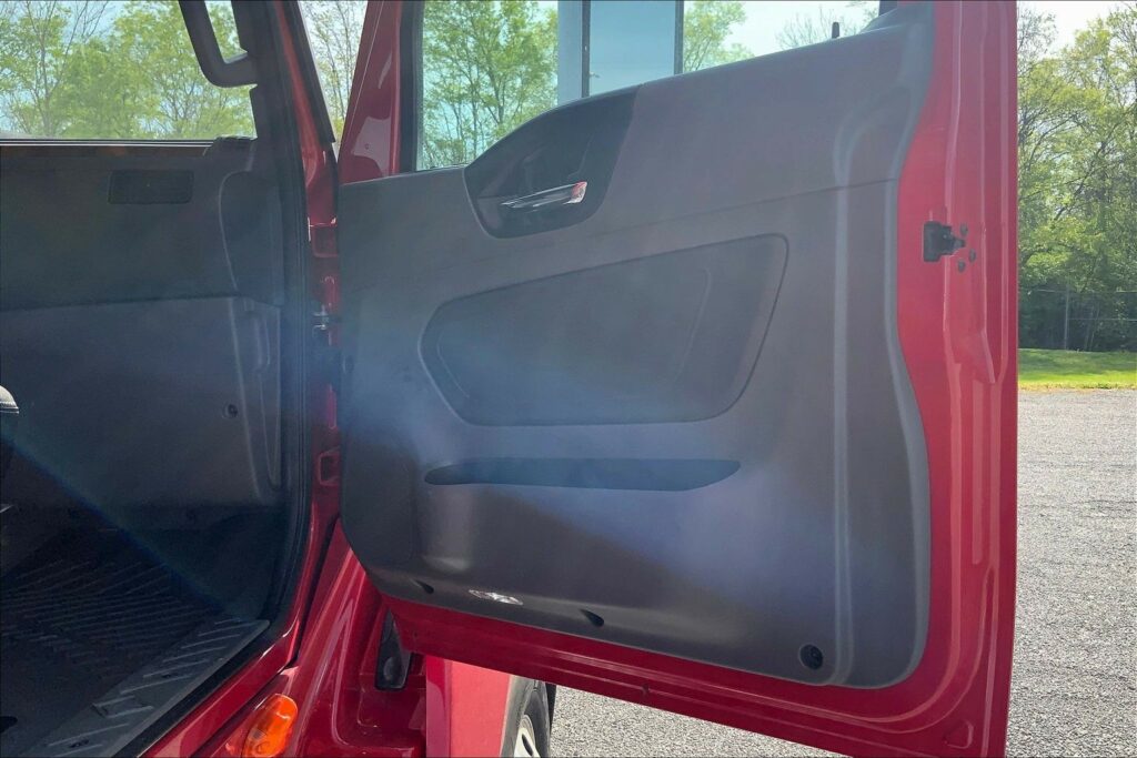 2022 CUM LT625 6×4 Sleeper