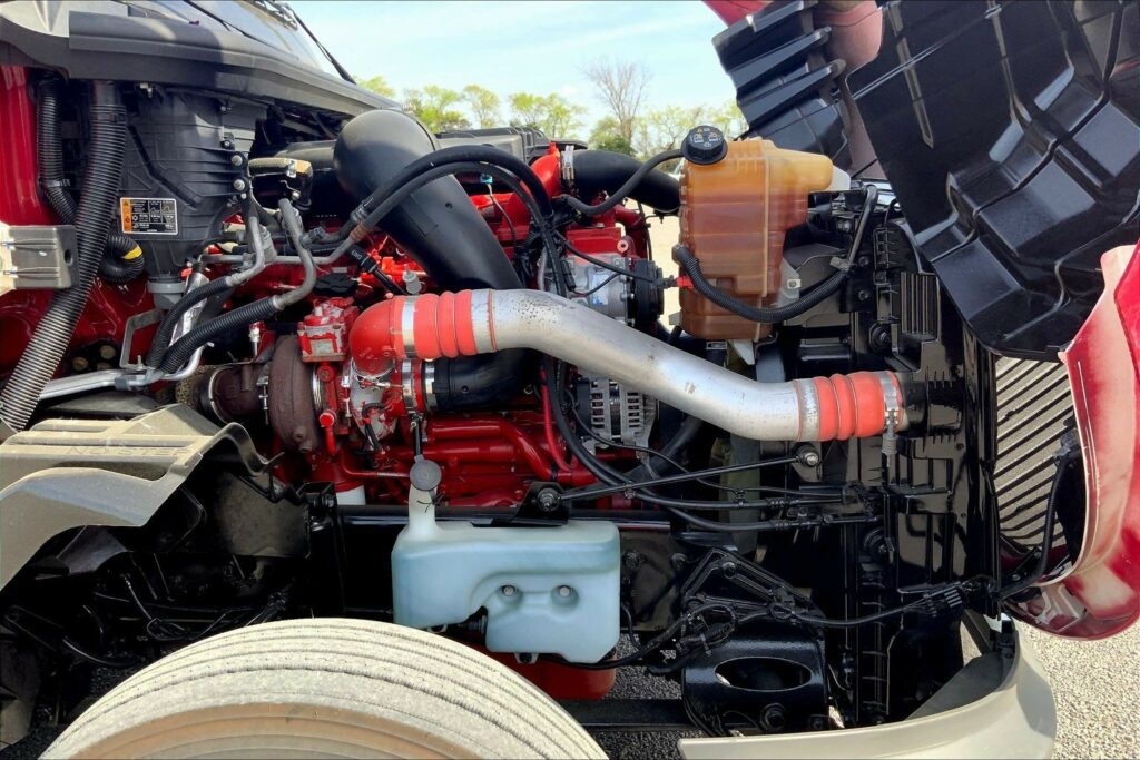 2022 CUM LT625 6×4 Sleeper