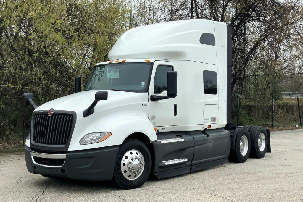 2022 CUM LT625 6×4 Sleeper