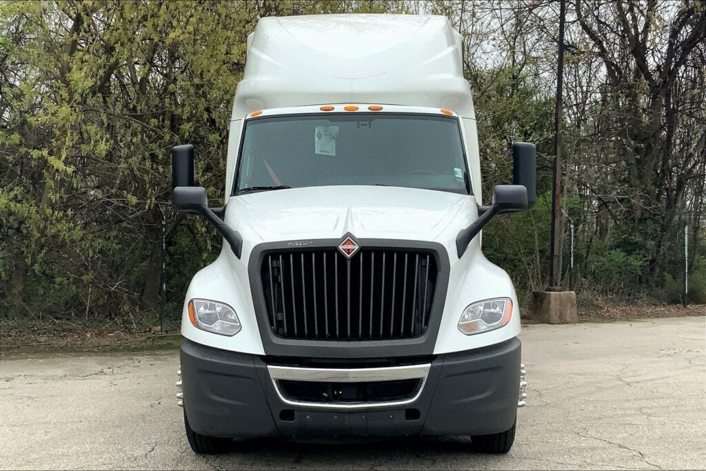 2022 CUM LT625 6×4 Sleeper