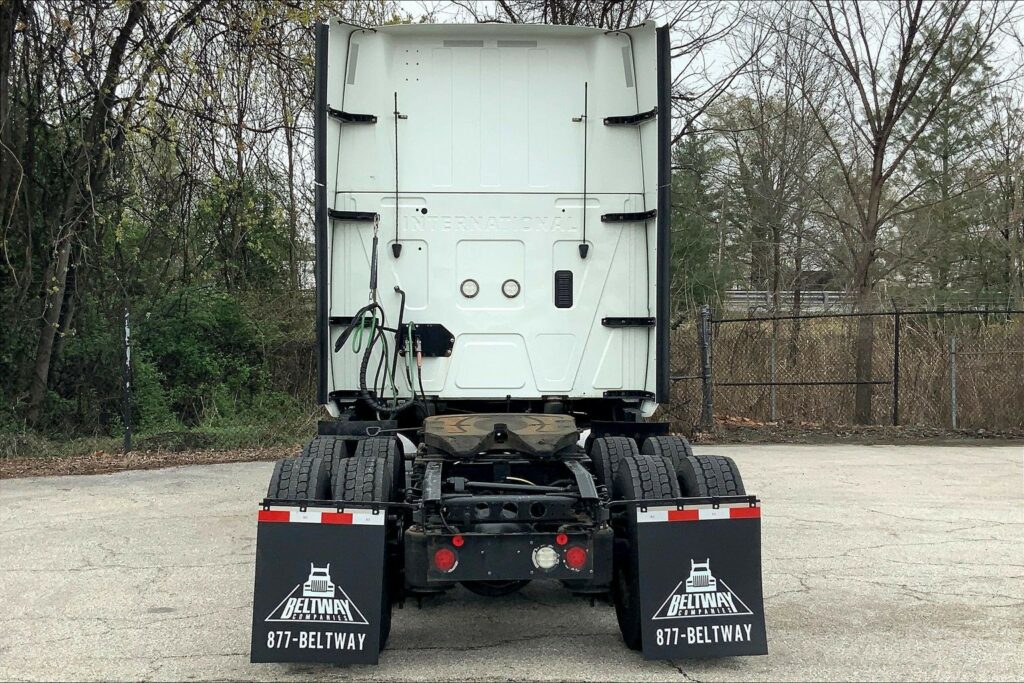 2022 CUM LT625 6×4 Sleeper