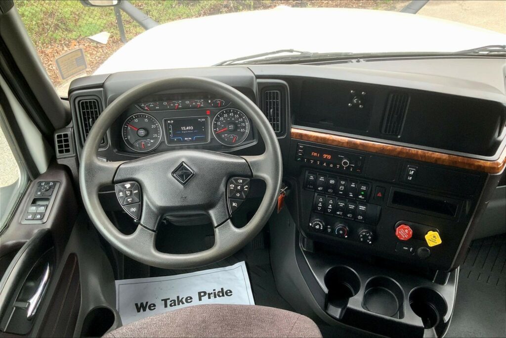 2022 CUM LT625 6×4 Sleeper