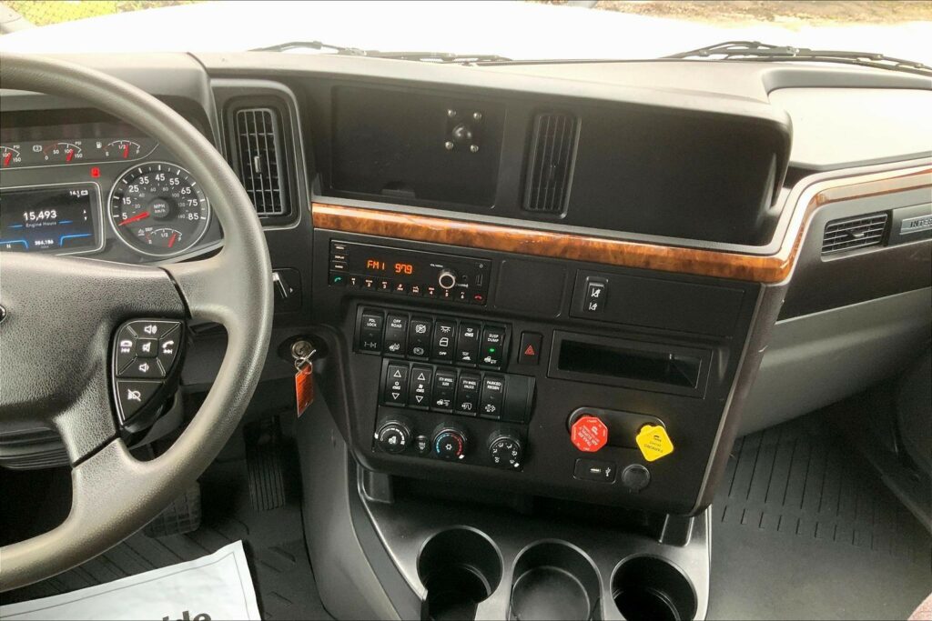 2022 CUM LT625 6×4 Sleeper