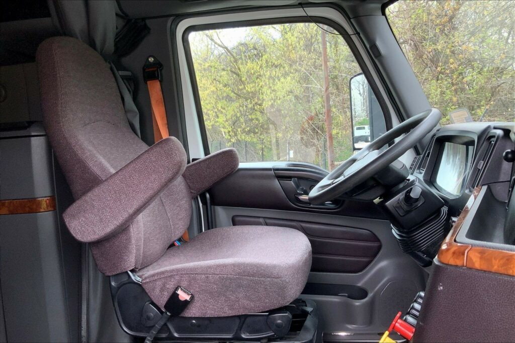 2022 CUM LT625 6×4 Sleeper