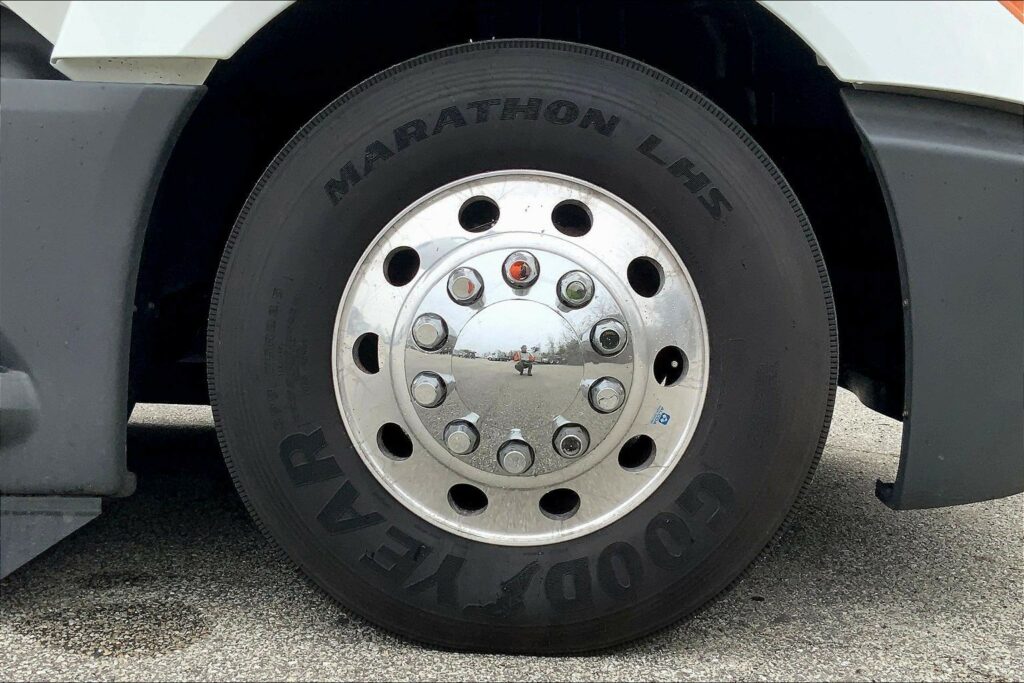 2022 CUM LT625 6×4 Sleeper