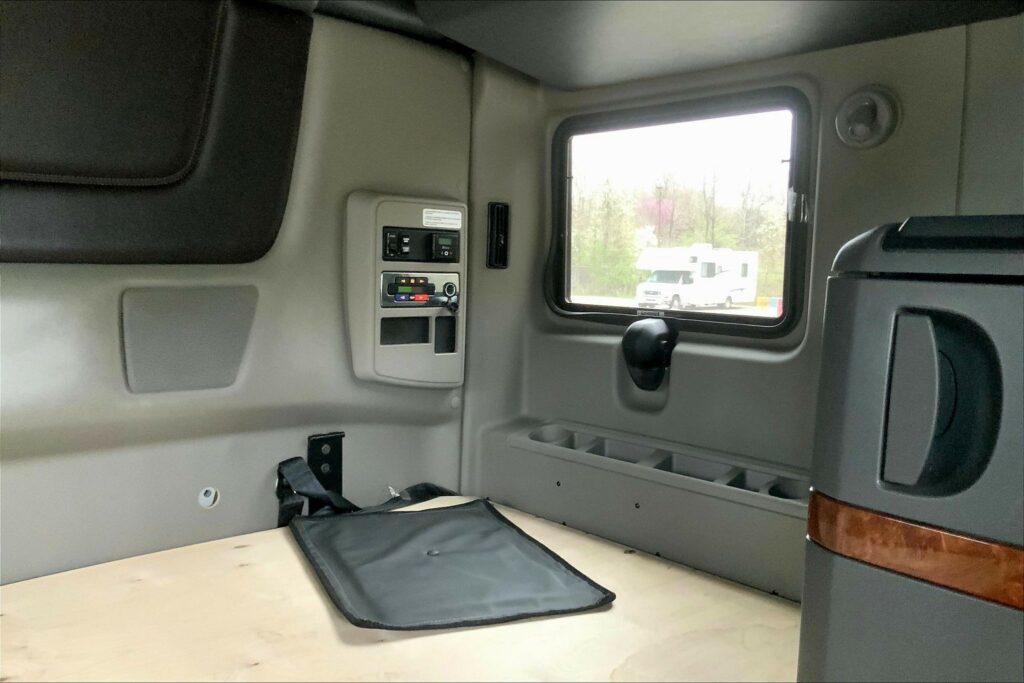 2022 CUM LT625 6×4 Sleeper