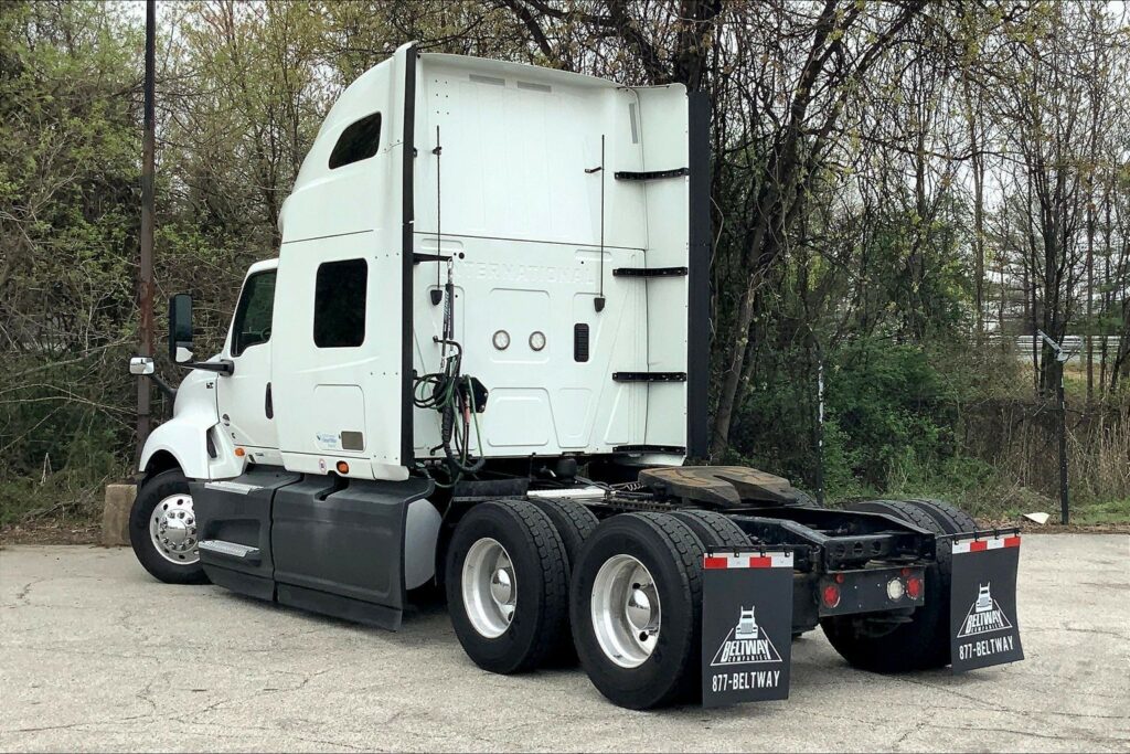 2022 CUM LT625 6×4 Sleeper