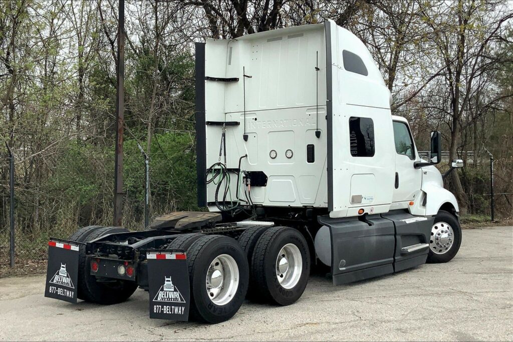 2022 CUM LT625 6×4 Sleeper