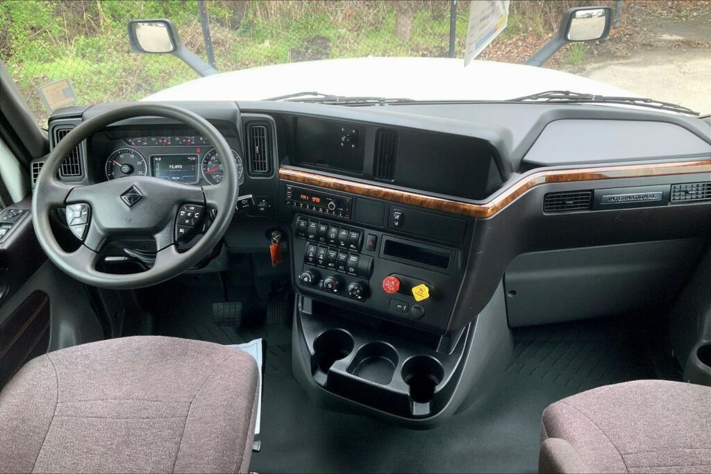 2022 CUM LT625 6×4 Sleeper