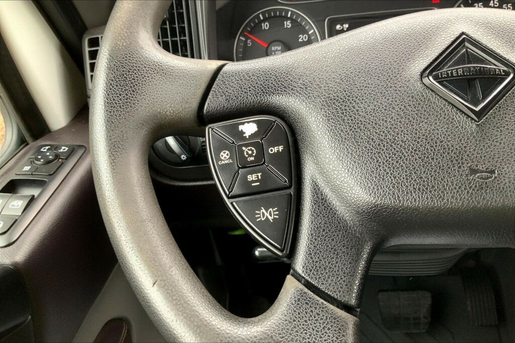 2022 CUM LT625 6×4 Sleeper