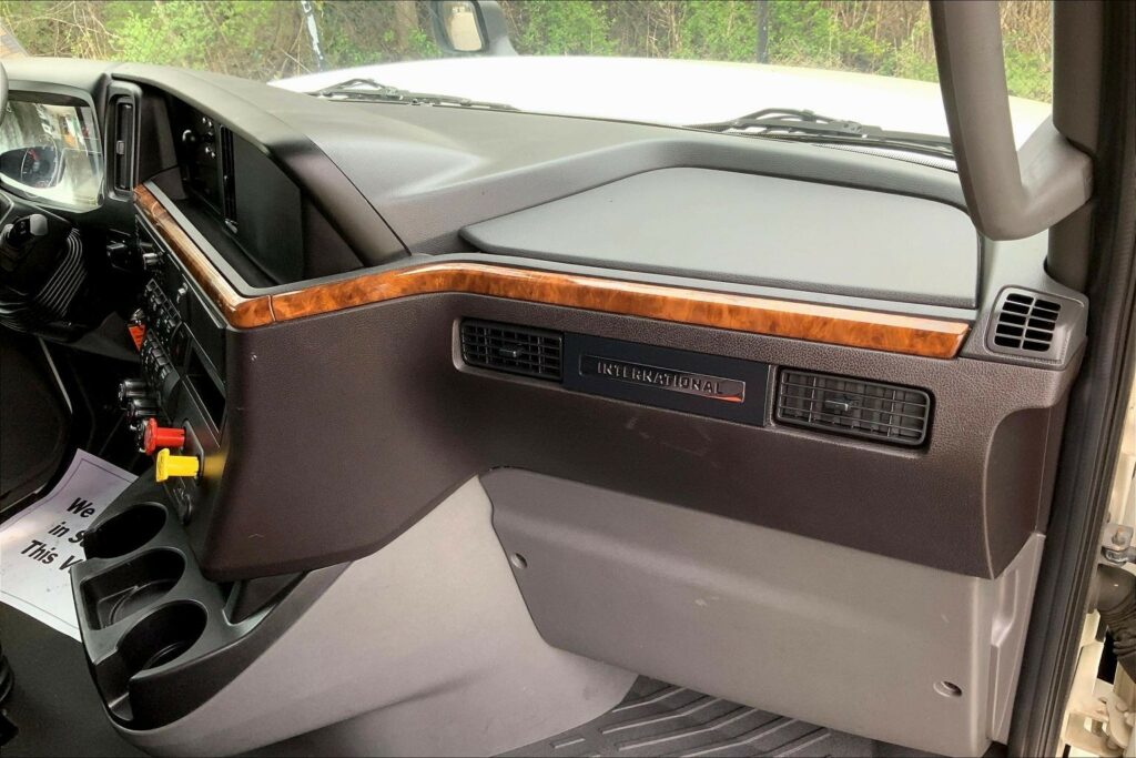 2022 CUM LT625 6×4 Sleeper