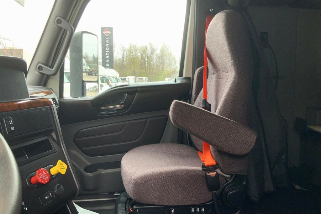 2022 CUM LT625 6×4 Sleeper