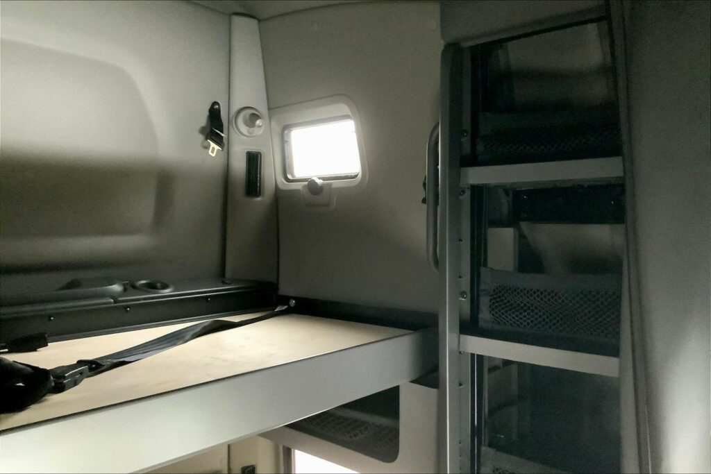 2022 CUM LT625 6×4 Sleeper