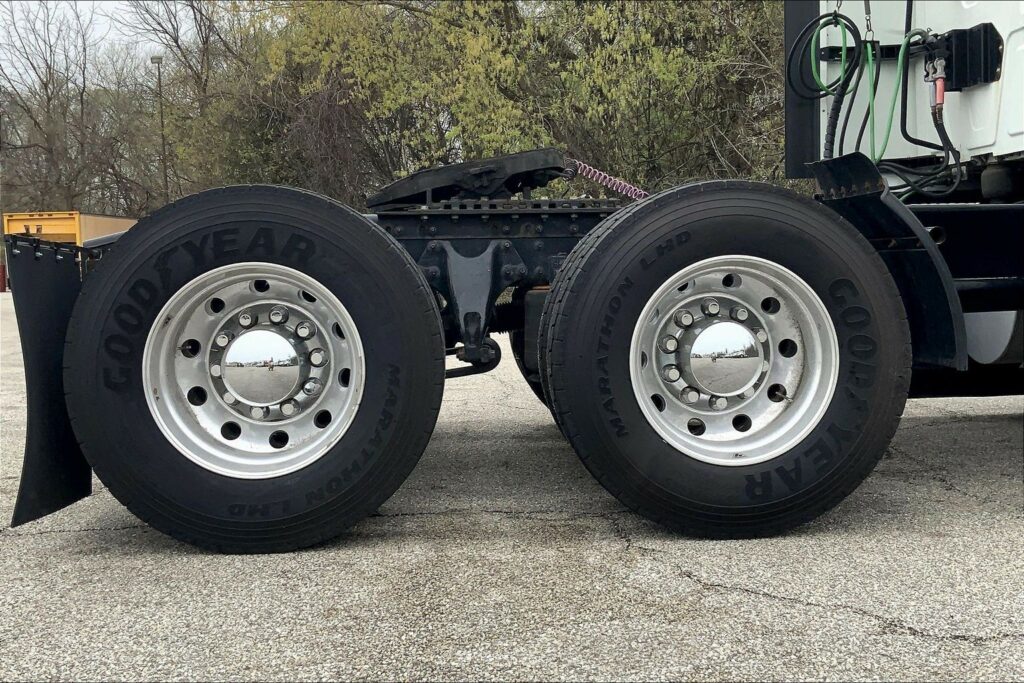 2022 CUM LT625 6×4 Sleeper