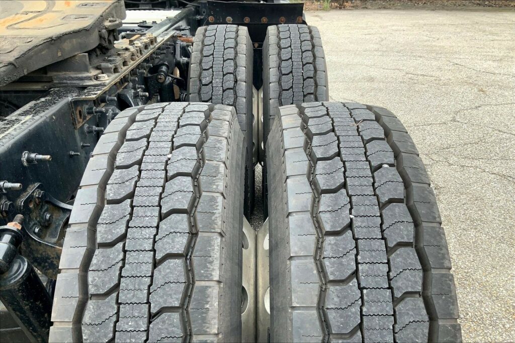 2022 CUM LT625 6×4 Sleeper