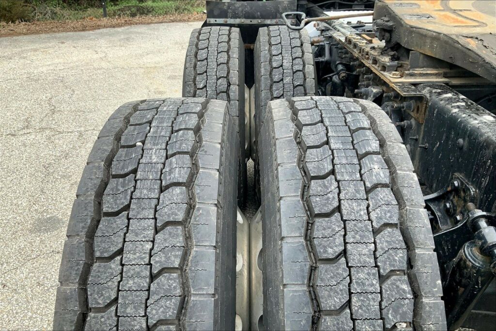 2022 CUM LT625 6×4 Sleeper