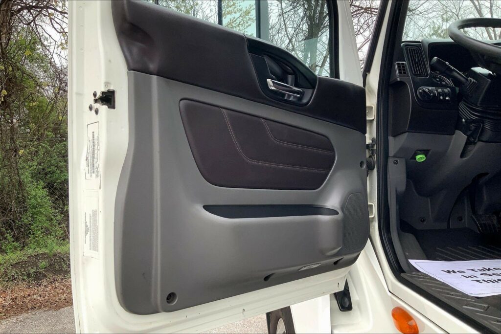 2022 CUM LT625 6×4 Sleeper