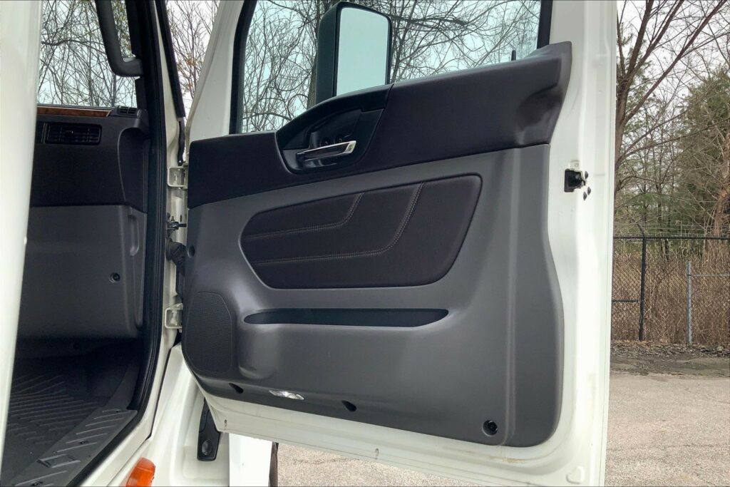 2022 CUM LT625 6×4 Sleeper