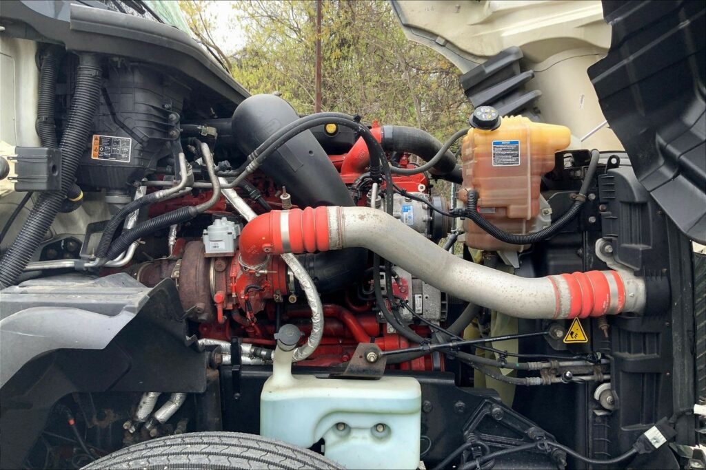 2022 CUM LT625 6×4 Sleeper